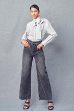 Load image into Gallery viewer, High Rise Belted Wide Legs Dark Jeans
